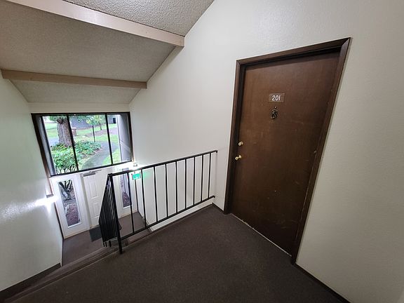 2nd image of 1605 N Visscher St #201