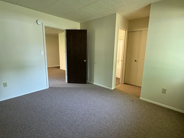 Oak Creek Apartments — Photo 20
