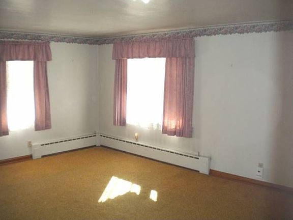 1036 Theresia Living Room