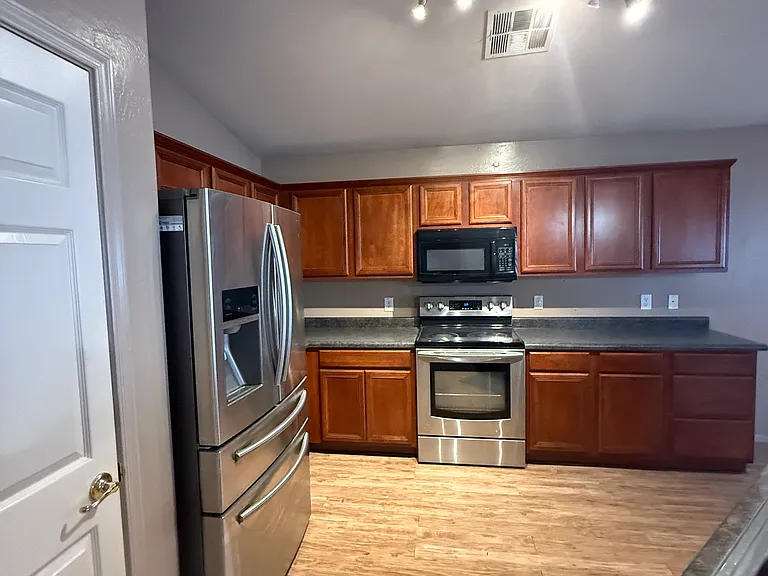 2221 S 112th Ave — Photo 17