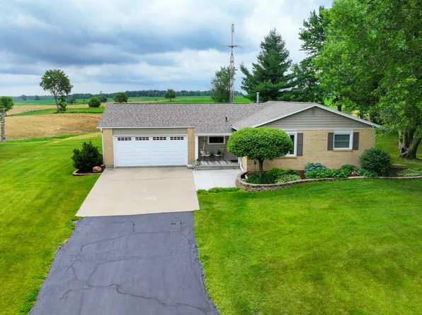 24165 Hillcrest Dr, Sterling, IL 61081