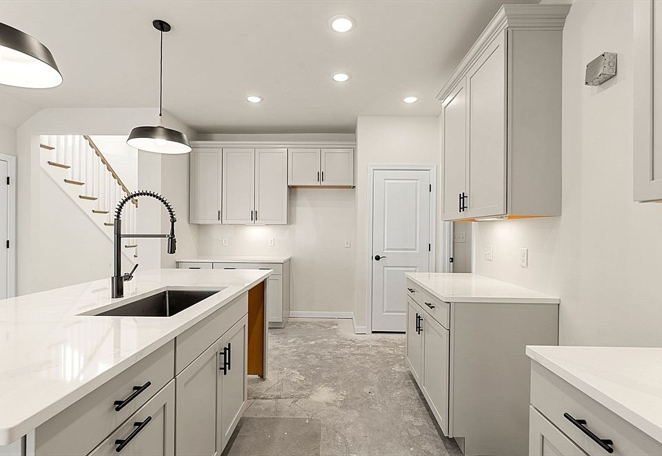 1st image of 34 E Point Dr #3