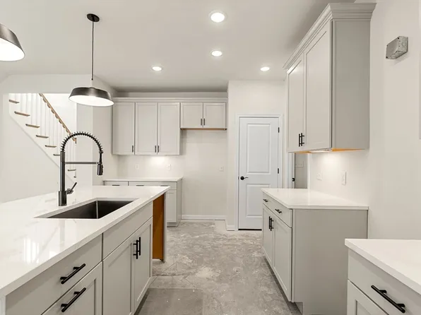 34 E Point Dr #3, Rumford, RI 02916
