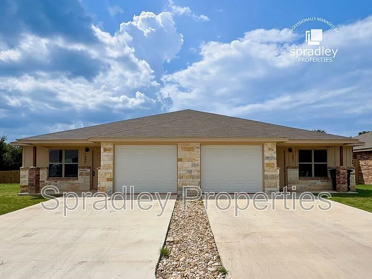 1654 Sabine Rd — Photo 1