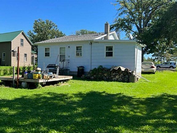 5th image of 827 Eaton Ave N