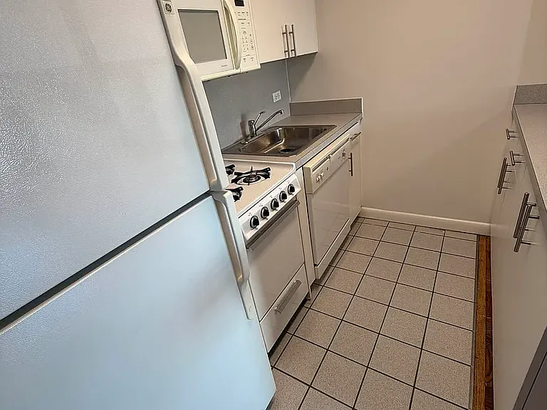 1470 1st Ave #8H — Photo 3
