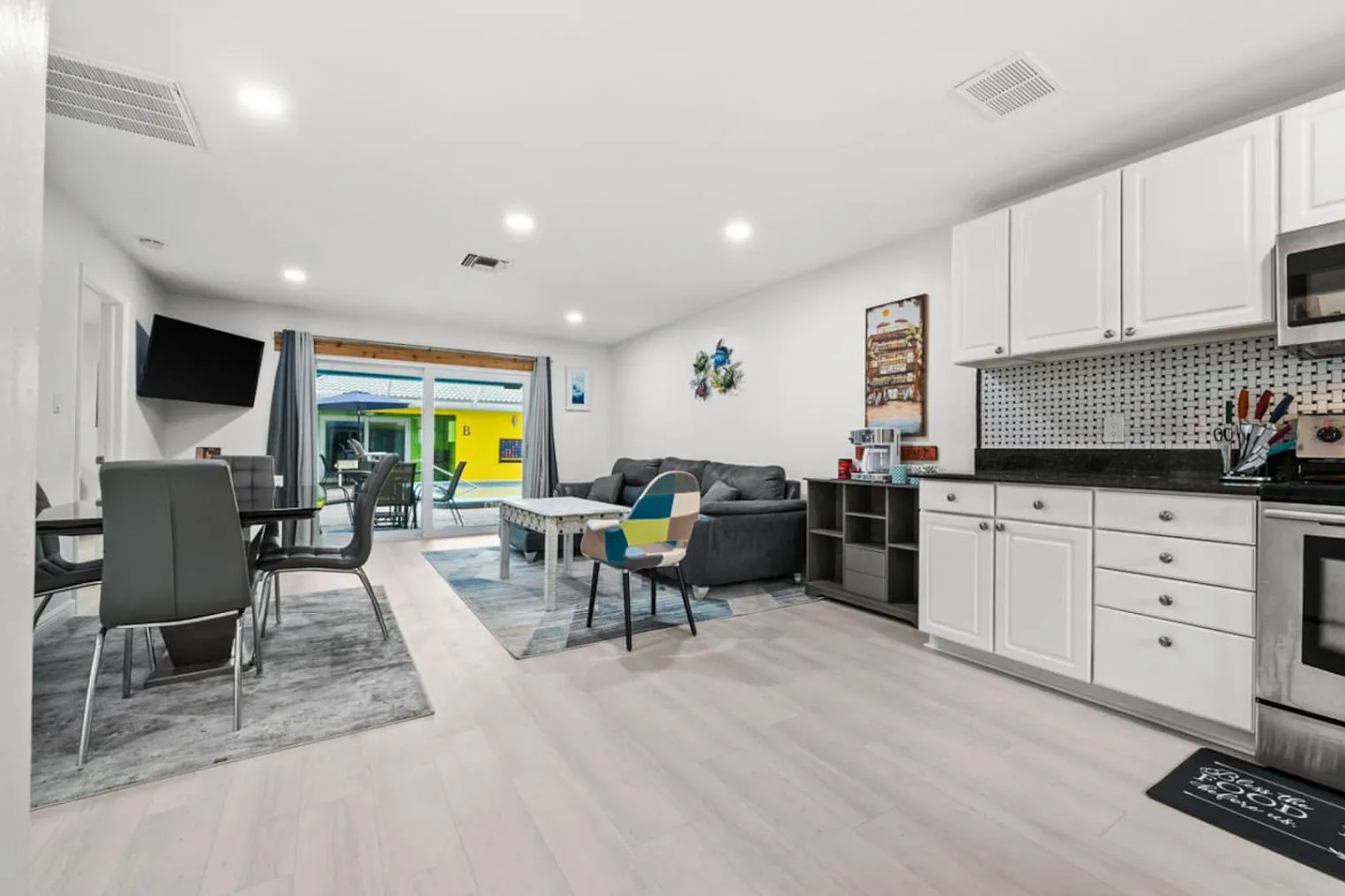 2 bed, 2.0 bath, 1001 sqft, $2,760 — Photo 2