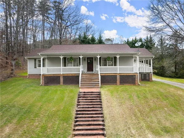 217 Oak Cliff Dr, Toccoa, GA 30577