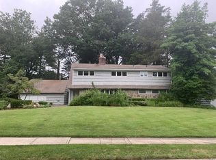 26 Sycamore Ln, Roslyn Heights, NY 11577