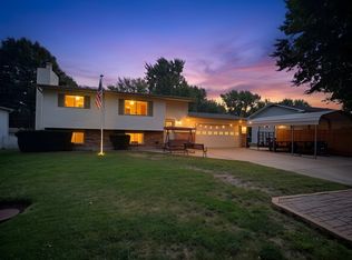 920 Cherry Hills Dr, Newton, KS 67114
