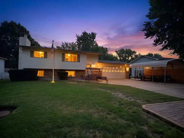 920 Cherry Hills Dr, Newton, KS 67114