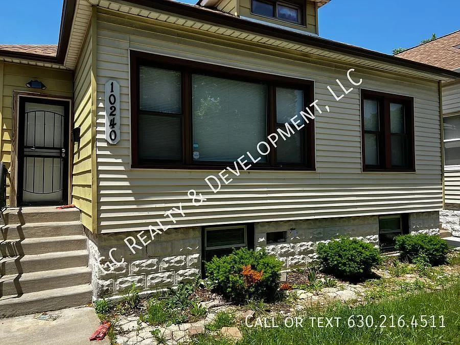 10240 S Yates Blvd photo 1