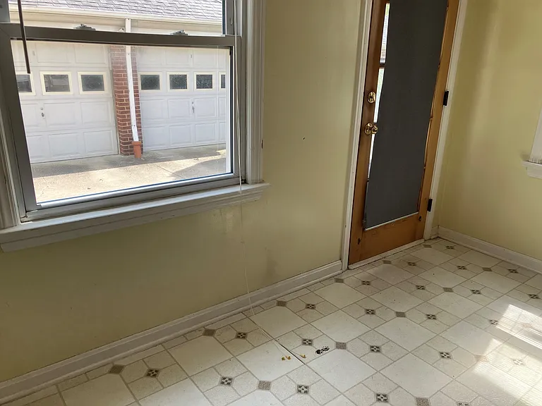 Bonus room/office/ 3 season room with separate rear entrance
