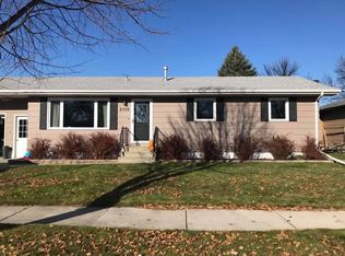 2528 Crescent Dr, Grand Forks, ND 58201