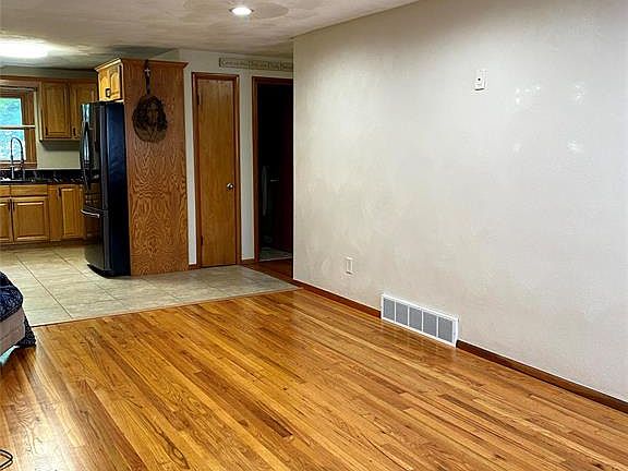 4th image of 312 2nd Ave