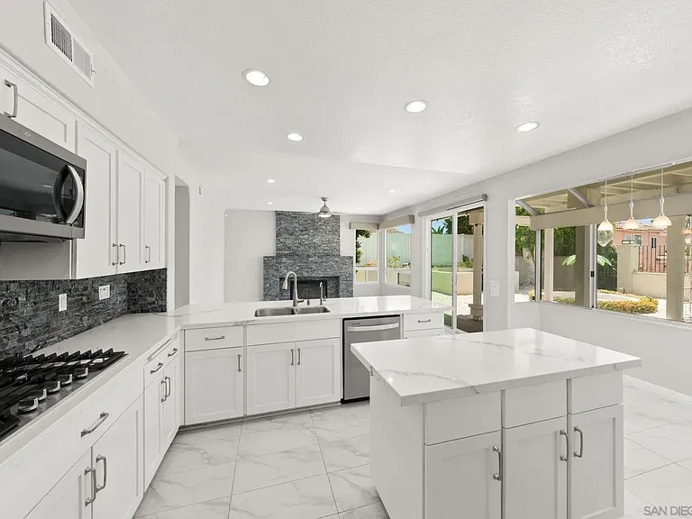 1068 Pacific Hill St — Photo 17