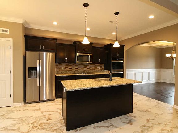 5th image of 151 Charleston Oaks