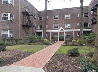 70 Knightsbridge Rd APT 1E, Great Neck, NY 11021