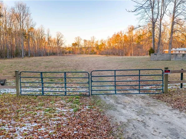 9744 Runninghorse Ln, Gloucester, VA 23061