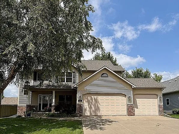 386 W Broadmoor Dr, Eldridge, IA 52748