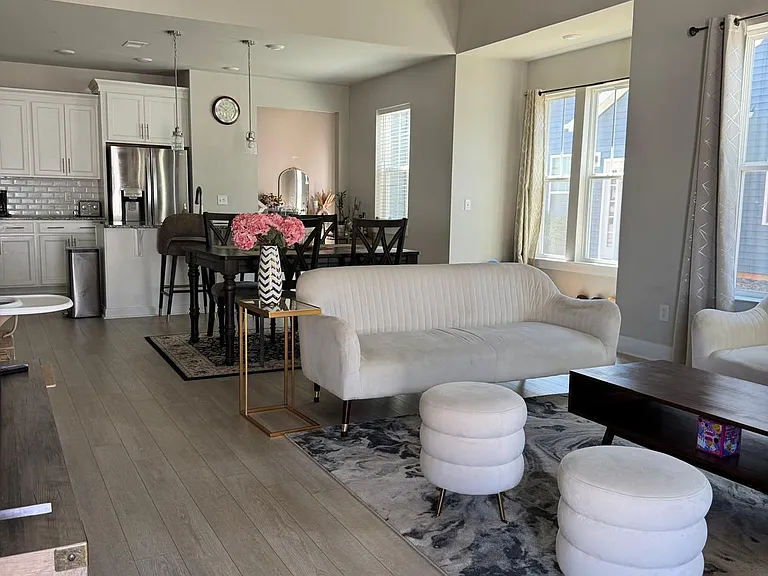 104 Greensdale Ln — Photo 1