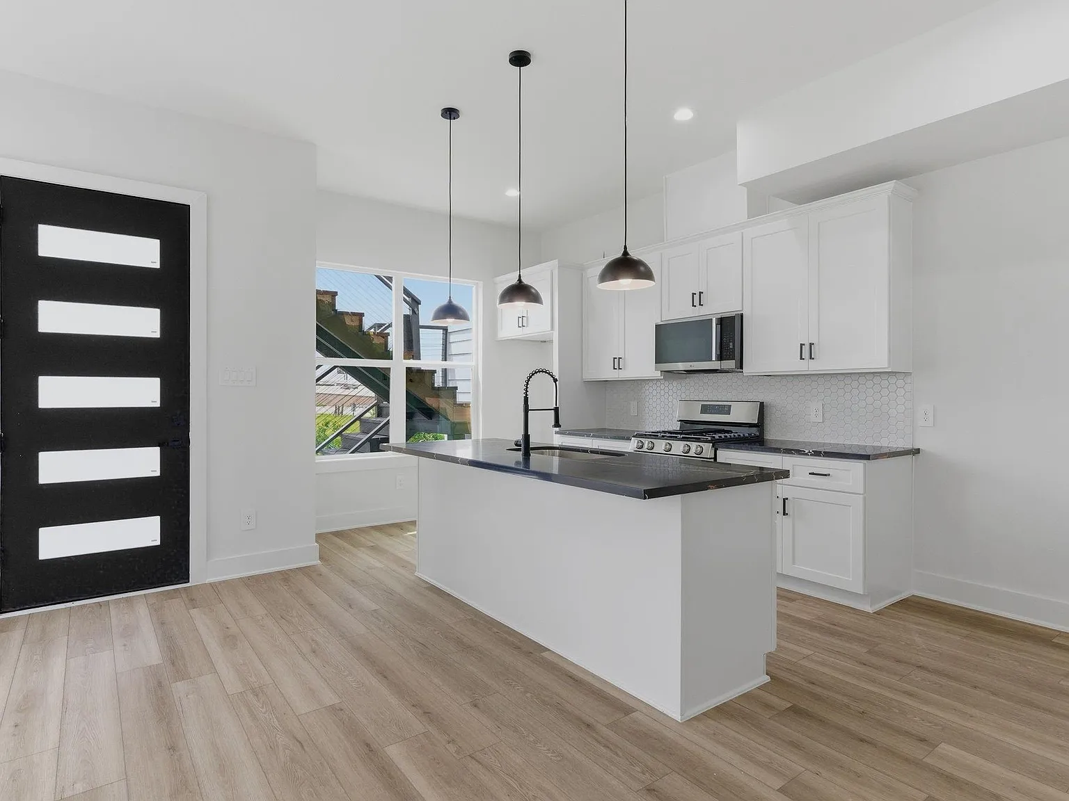 3 bed, 2.0 bath, 1376 sqft, $1,800 — Photo 4