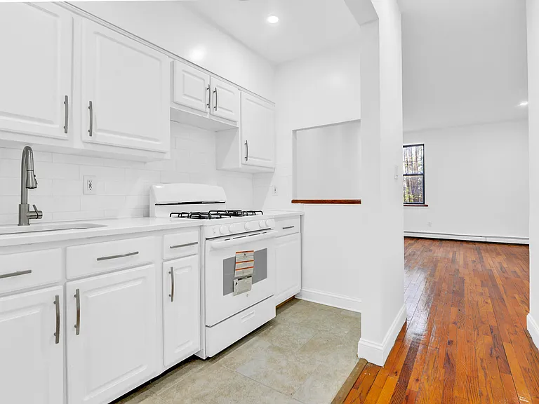 561 Warren St #1A — Photo 6