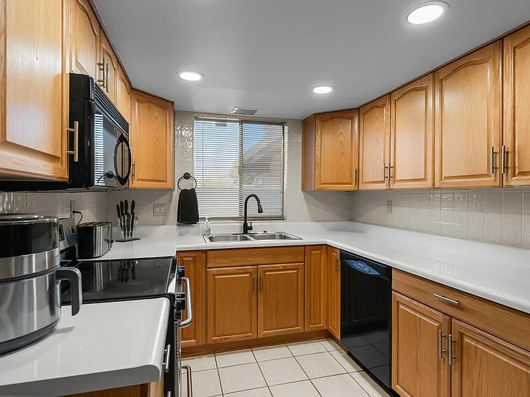 2355 W Voltaire Ave — Photo 5