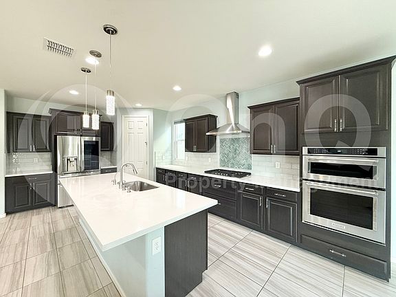 4th image of 261 E Wisteria Dr