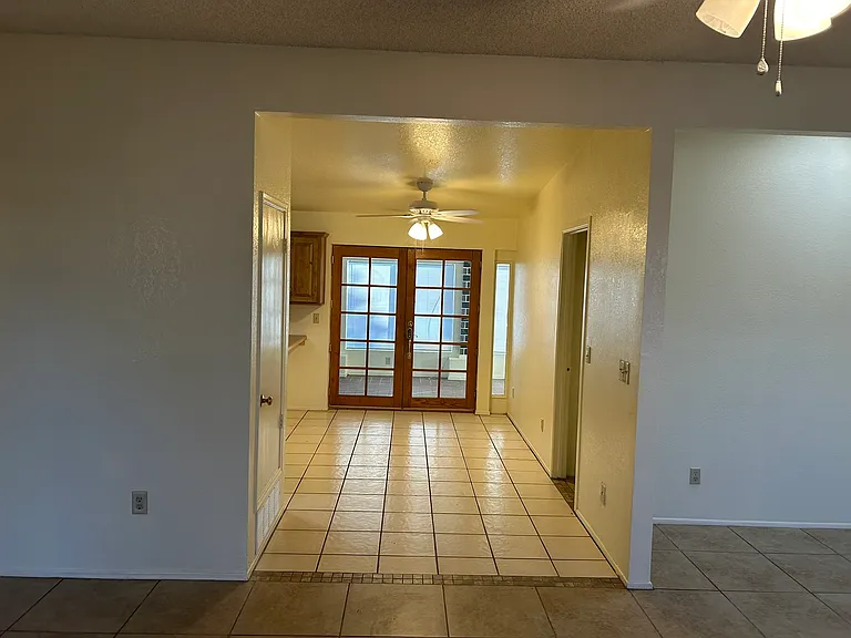 E 2nd Pl — Photo 31