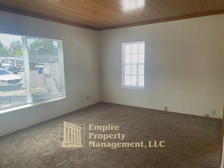 2025 Devos St — Photo 6