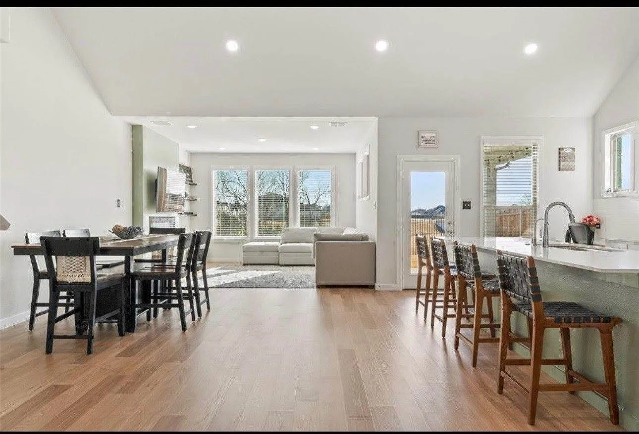 5 bed, 3565 sqft, $3,350 — Photo 2