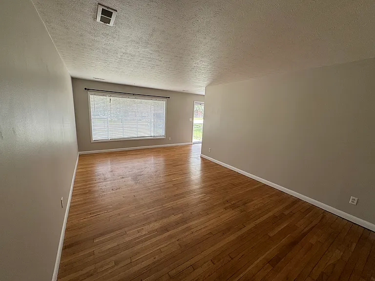 424 Morgan Ln — Photo 3