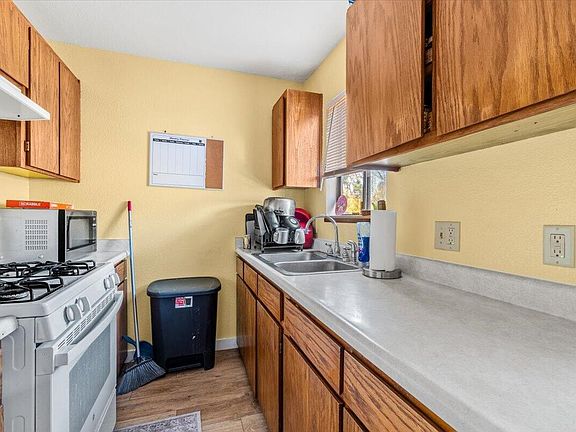 5th image of 1085 Searles St