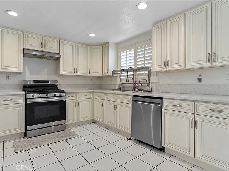 10201 Mason Ave — Photo 8