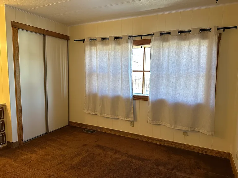 1043 Clinton St — Photo 31