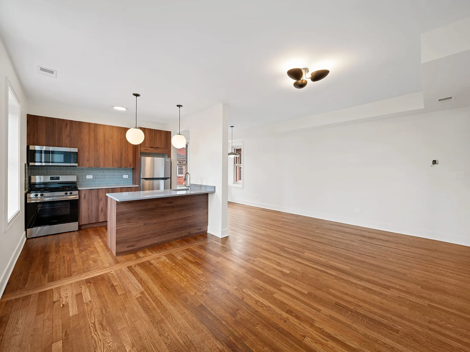 4035 N Kedvale Ave — Photo 2