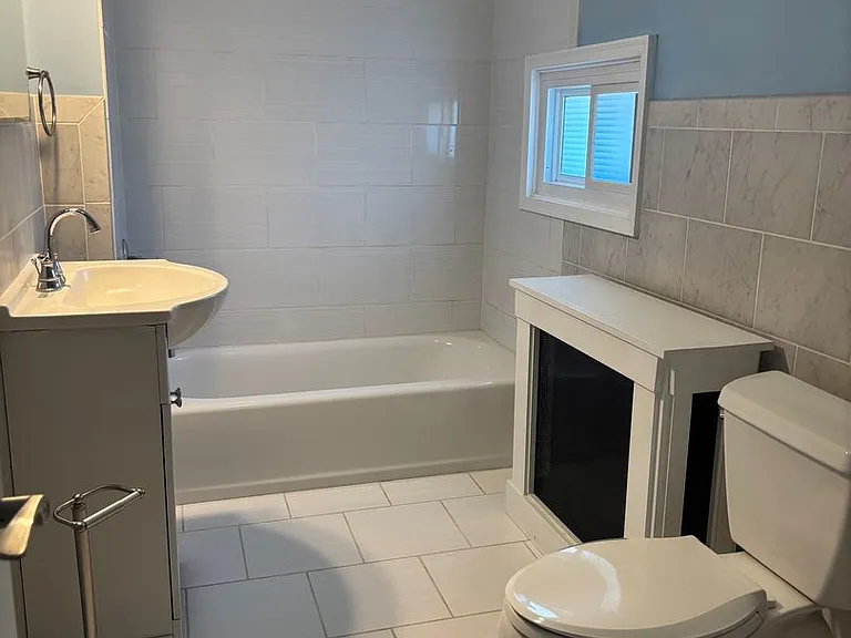 409 Parade St — Photo 16