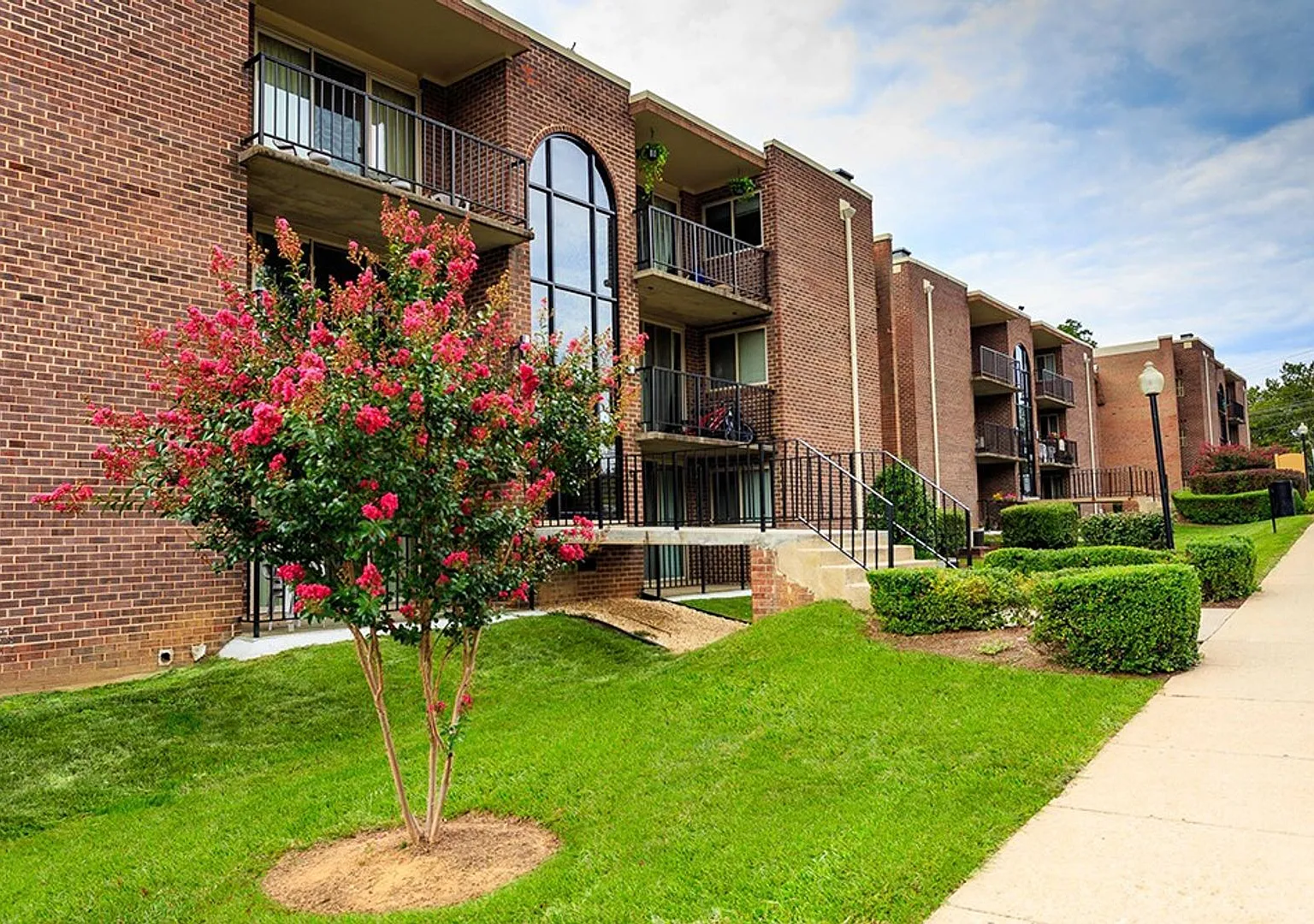 Strathmore House Apartments — Photo 2