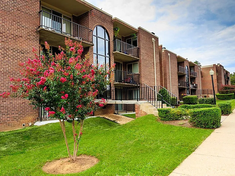 Strathmore House Apartments — Photo 2