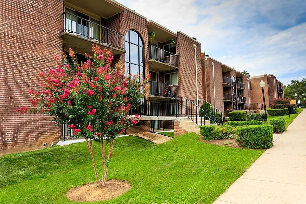 Building Photo - Strathmore House Apartments