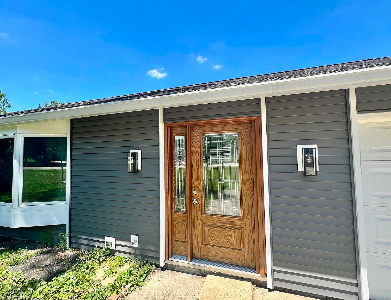 4 bed, 2.0 bath, 1864 sqft, $2,400 — Photo 2