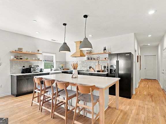 5th image of 985 Martin St SE