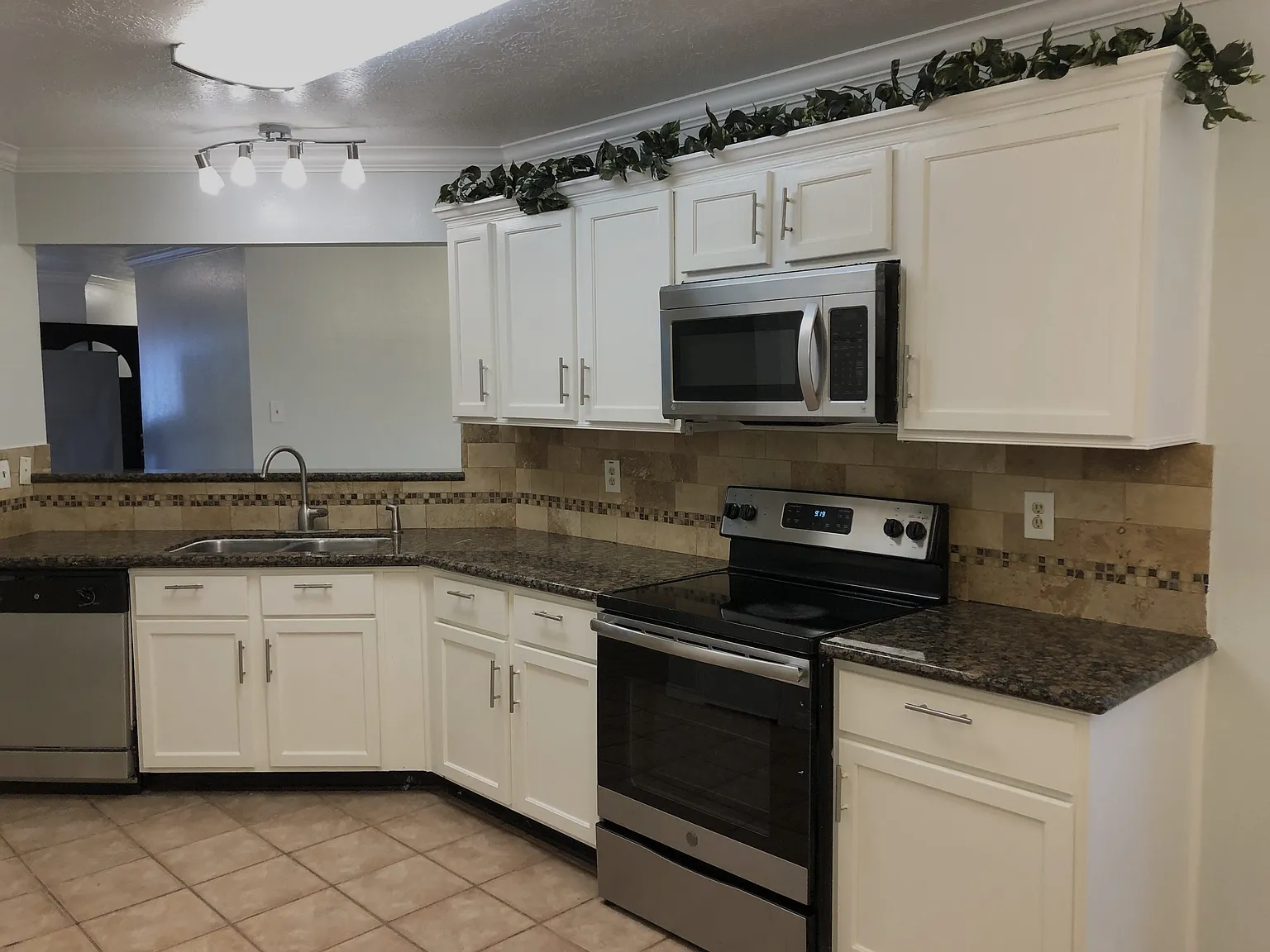 3 bed, 1762 sqft, $1,900 — Photo 3