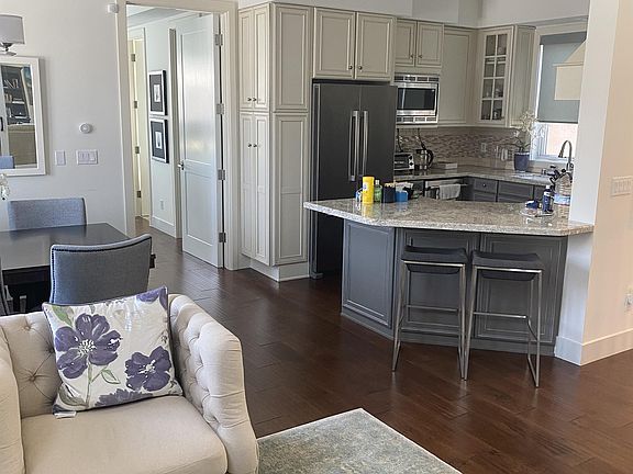 3rd image of 422 Heliotrope Ave #B