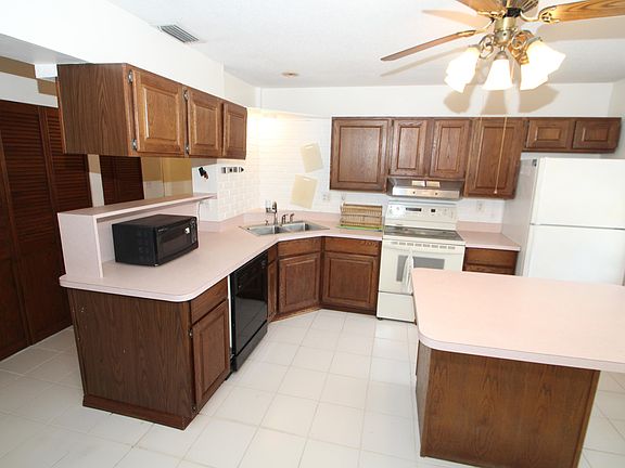 4th image of 4390 Lakeglen Dr
