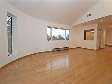 3rd image of 1044 Lakemont Dr