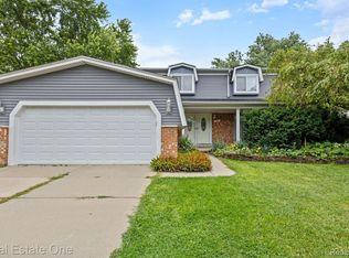 1740 Lakewood Dr, Troy, MI