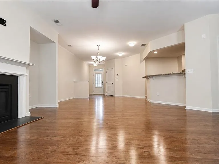 2132 Greencrest Cir — Photo 4
