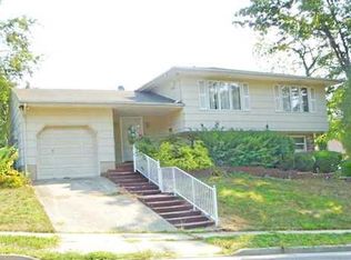 4 Sherwood Rd, Parlin, NJ 08859